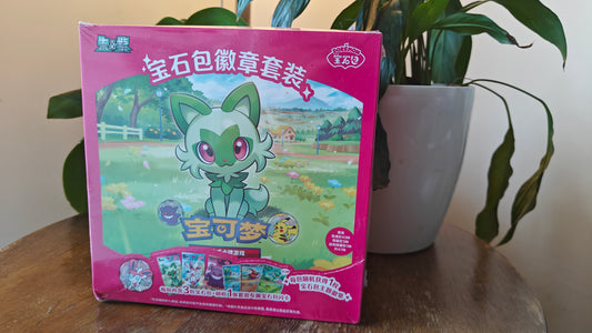 Pokémon TCG Gem Pack Badge Set – Sealed Display 12 Sets | Simplified Chinese
